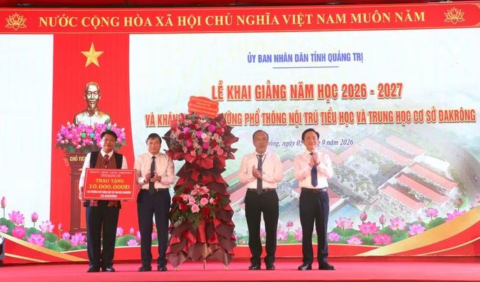 Tặng quà của tỉnh Quảng Trị cho nhà trường nhân ngày khai giảng.