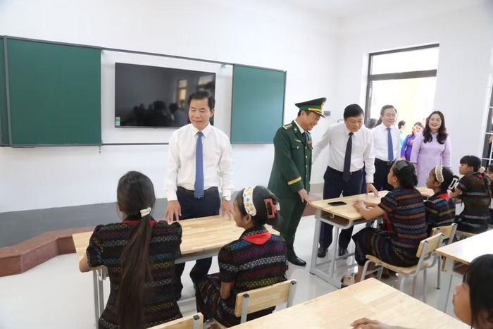 Ông Nguyễn Văn Phương, Bí thư Tỉnh uỷ Quảng Trị thăm hỏi học sinh.