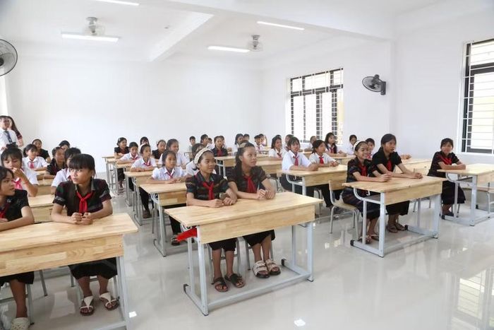 Học sinh hân hoan vì được học tập trong ngôi trường mới.