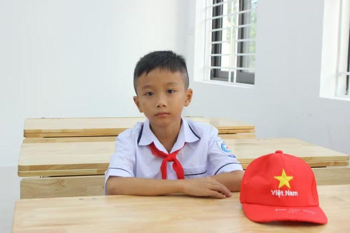 Em Phan Minh Khang, học sinh lớp 4A1 - người dân tộc Lào tại bản Phú Lâm.