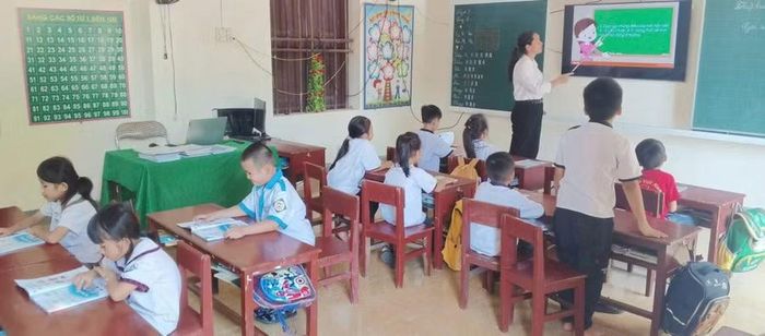 Giáo viên phải chuẩn bị hai chương trình, hai giáo án cho 1 lớp học ghép. (Ảnh tư liệu)
