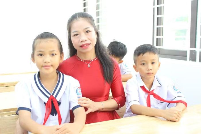 Em Phan Thị Ngọc Diễm (học sinh lớp 4A1) - dân tộc Lào ngôi trường mới thêm nhiều niềm vui khi có nhiều bạn mới.