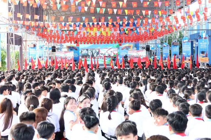 Quang cảnh lễ khai giảng tại Trường THCS - THPT Tân Bằng. Đây là điểm cầu chính của tỉnh Cà Mau kết nối với điểm cầu trung tâm của Bộ GD&ĐT.
