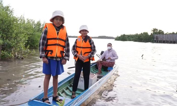 Học sinh xã Đất Mũi được phụ huynh đưa đến trường dự khai giảng. Ảnh: Huỳnh Tứ.