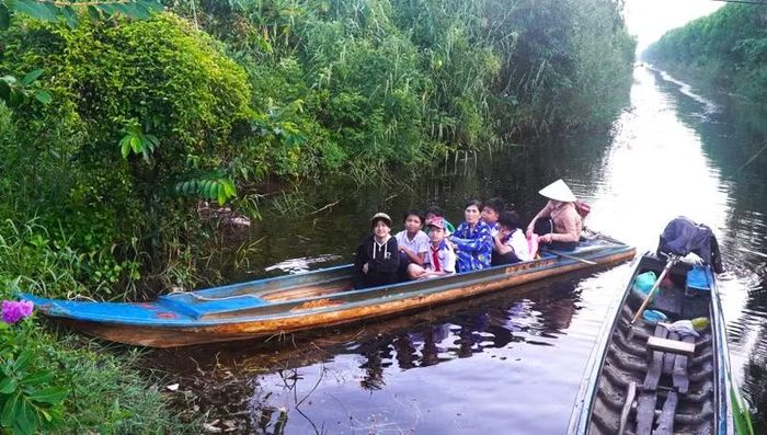 Gia đình ở U Minh Hạ đưa con em đến trường.