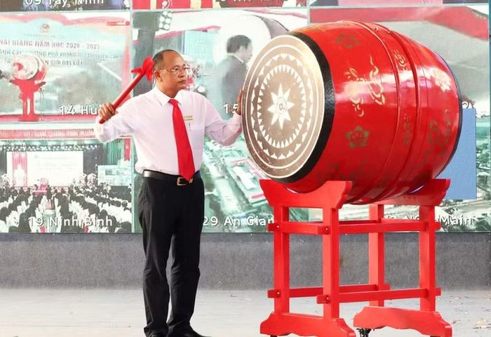 Hiệu trưởng Trường THCS - THPT Tân Bằng đánh trống khai giảng.