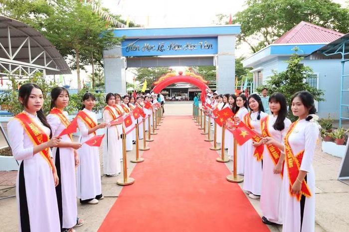 Các em học sinh chào đón đại biểu về dự lễ.