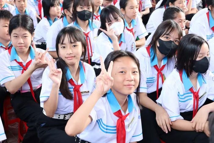 Học sinh vui vẻ tạo dáng trước máy ảnh.