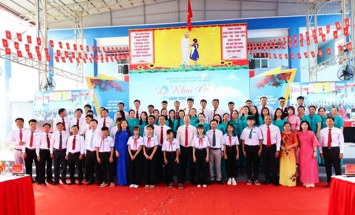Lãnh đạo tỉnh chụp ảnh lưu niệm cùng tập thể Trường THCS - THPT Tân Bằng.