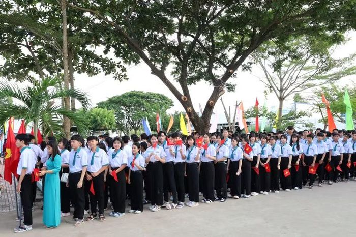 Học sinh tiến vào dự lễ.