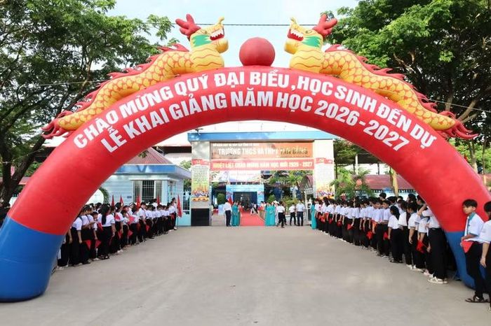 Cổng trường ngày khai giảng tại Trường THCS - THPT Tân Bằng.