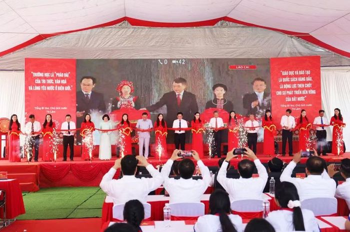 Rực rỡ sắc màu với nghi thức cắt băng khánh thành Trường Phổ thông nội trú TH&THCS Giang Thành.