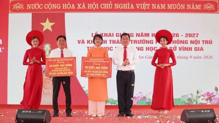 Trung tướng Đinh Văn Nơi, Phó Bí thư Tỉnh ủy An Giang, Bí thư Đặc khu Phú Quốc, trao những phần quà ý nghĩa cho đại diện Trường Phổ thông nội trú TH&THCS Vĩnh Gia.