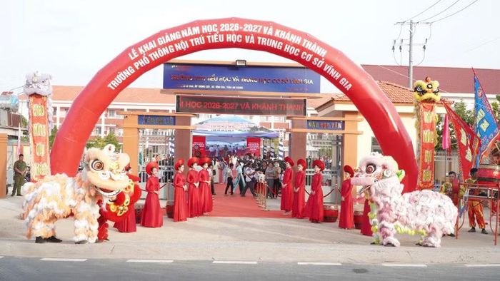 Ngay từ sáng sớm, không khí tại 3 trường phổ thông nội trú liên cấp vùng biên giới tỉnh An Giang đã trở nên rộn ràng. Cờ hoa, băng rôn được trang hoàng, khuôn viên trường sạch đẹp, khang trang, sẵn sàng cho ngày hội lớn của thầy và trò.