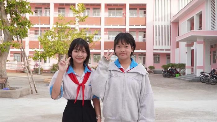 Là học sinh lớp 8, Trường Phổ thông nội trú TH&THCS Vĩnh Gia, em Nguyễn Tường Vy (trái) bày tỏ niềm vui và háo hức trong buổi lễ khai giảng và khánh thành trường: “Với không gian rộng rãi, khang trang, em rất háo hức được bắt đầu những tiết học đầu tiên, cùng thầy cô và bạn bè học tập, rèn luyện dưới mái trường mới”.