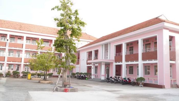 Từ Vĩnh Gia đến Giang Thành và Khánh An, 3 ngôi trường nội trú mới với tổng kinh phí hơn 388 tỷ đồng đang tạo dựng một không gian giáo dục khang trang về cơ sở vật chất; đồng thời chú trọng đến từng điều kiện học tập, ăn ở, vui chơi và rèn luyện của học sinh vùng biên An Giang còn nhiều khó khăn.