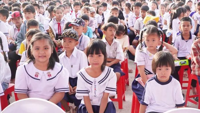 Các em học sinh Trường Phổ thông nội trú TH&THCS Vĩnh Gia (xã Vĩnh Gia) phấn khởi trong ngày khai giảng năm học mới và khánh thành trường.