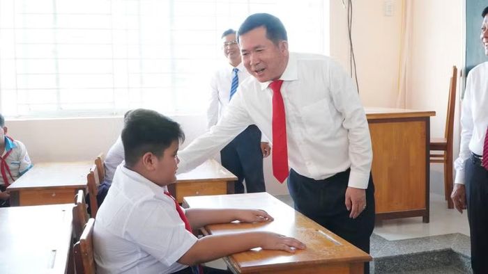 Trung tướng Đinh Văn Nơi, Phó Bí thư Tỉnh ủy An Giang, Bí thư Đặc khu Phú Quốc, tham quan các phòng học và thăm hỏi, động viên học sinh, gửi gắm niềm tin vào những thế hệ trẻ đang học tập dưới mái trường nơi biên giới.