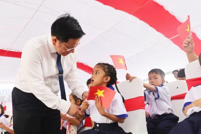 Ông Hồ Văn Mừng, Chủ tịch UBND tỉnh An Giang, thăm hỏi học sinh Trường Phổ thông nội trú TH&THCS Giang Thành (xã Giang Thành) - điểm cầu chính của An Giang.