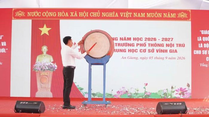 Ông Phạm Thanh Bình, Hiệu trưởng Trường Phổ thông nội trú TH&THCS Vĩnh Gia, thực hiện nghi thức đánh trống khai giảng, bắt đầu năm học mới 2026 - 2027.