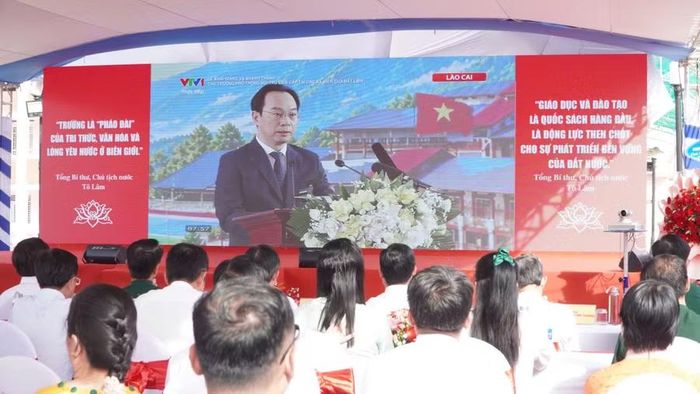 Thầy và trò tại Trường Phổ thông nội trú TH&THCS Vĩnh Gia chăm chú lắng nghe Bộ trưởng Bộ GD&ĐT Hoàng Minh Sơn đọc thư của Tổng Bí thư, Chủ tịch nước Tô Lâm gửi ngành Giáo dục nhân dịp khai giảng năm học mới 2026 - 2027.