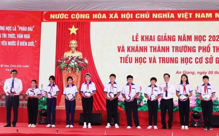 Thầy và trò trường biên giới An Giang phấn khởi nhận quà là 20 quả bóng nhân dịp năm học mới.
