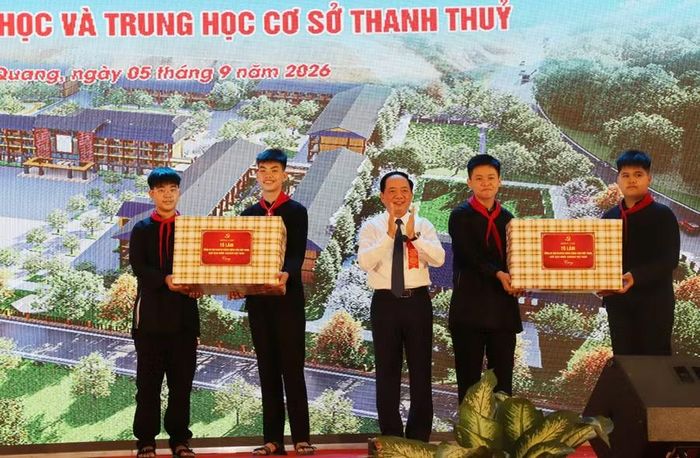 Ông Trịnh Văn Quyết Ủy viên Bộ Chính trị, Bí thư Trung ương Đảng, Trưởng Ban Tuyên giáo Trung ương tặng quà cho các em học sinh.