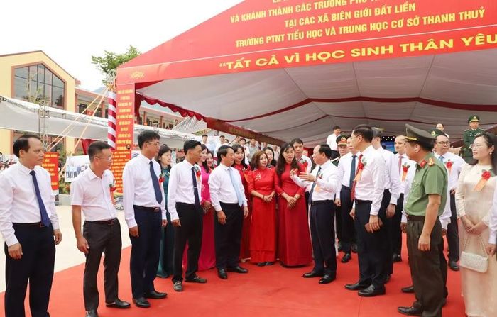 Các đại biểu chia sẻ cùng các giáo viên tại Thanh Thủy.