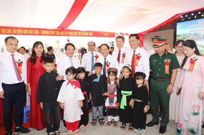 Đại biểu chụp ảnh lưu niệm với học sinh.