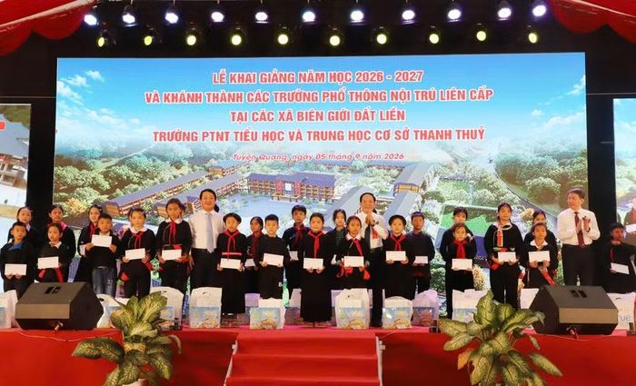 Các đại biểu tặng quà cho học sinh.