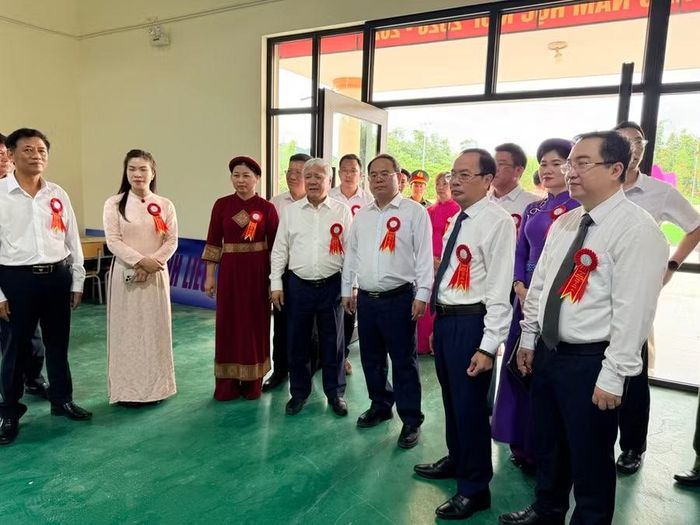 Các đại biểu tham quan cơ sở vật chất của nhà trường.