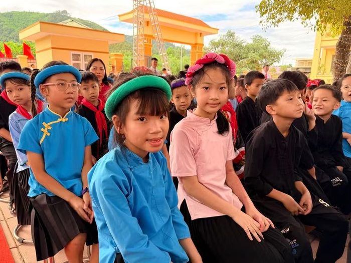 Các em học sinh vui vẻ trong ngày khai giảng năm học mới.
