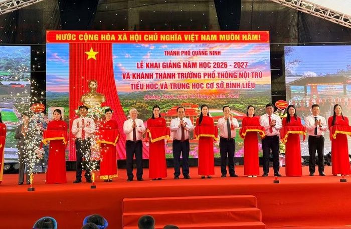  Các đại biểu cắt băng khánh thành Trường Phổ thông Nội trú TH&THCS Bình Liêu. ﻿Trường Phổ thông Nội trú TH&THCS Bình Liêu được thành lập trên cơ sở sáp nhập Trường Tiểu học Tình Húc và Trường Phổ thông dân tộc nội trú Bình Liêu. Được sự quan tâm đặc biệt của Trung ương và TP Quảng Ninh, trường được đầu tư nâng cấp, xây mới với tổng mức đầu tư 40 tỷ đồng trên tổng diện tích 9,7ha. ﻿Công trình được đầu tư đồng bộ, gồm khối phòng học văn hóa hiện đại, khối phòng học bộ môn, nhà hiệu bộ, hệ thống nhà nội trú đáp ứng nhu cầu sinh hoạt cho hơn 300 học sinh bán trú và nội trú, cùng nhà ăn tập thể, khu thể thao ngoài trời và các hạng mục phụ trợ thiết yếu. 