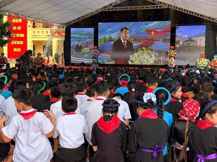  Tại lễ khai giảng, các em học sinh đã được nghe Thư của Tổng Bí thư, Chủ tịch nước Tô Lâm gửi ngành Giáo dục nhân dịp khai giảng năm học mới; nghe Thủ tướng Chính phủ Lê Minh Hưng phát biểu chỉ đạo qua truyền hình trực tuyến. 