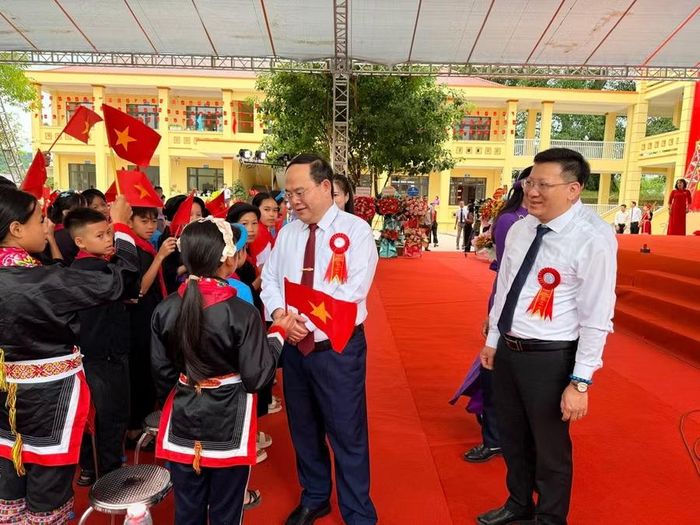Ông Quản Minh Cường, Bí thư Thành ủy Quảng Ninh trò chuyện cùng các em học sinh.