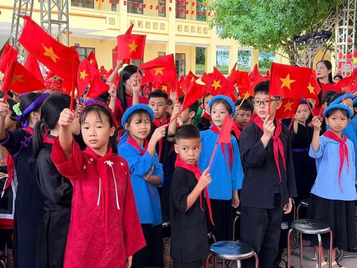 Lễ khai giảng tại Trường Phổ thông Nội trú TH&THCS Bình Liêu diễn ra trong thời tiết mát mẻ. Từ sáng sớm, các em học sinh đã đến trường với những bộ trang phục truyền thống của dân tộc mình. Đây cũng là điểm cầu chính của TP Quảng Ninh kết nối trực tuyến với Trung ương.