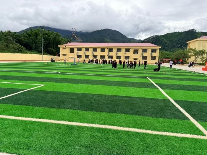 Trong năm học vừa qua, nhà trường thực hiện đầy đủ, kịp thời các chế độ, chính sách đối với học sinh theo quy định như: Hỗ trợ học sinh bán trú buổi trưa; học sinh nội trú; hỗ trợ quần áo đồng phục, học phẩm, đồ dùng cá nhân; hỗ trợ sữa uống; chăm sóc sức khỏe đầu năm; mua sắm, lắp đặt thiết bị điều hòa. Năm học 2026-2027, Trường Phổ thông nội trú TH&THCS Bình Liêu đón 26 lớp với khoảng 653 học sinh nội trú và bán trú. Trong đó, cấp tiểu học có 17 lớp với 318 học sinh; cấp THCS có 9 lớp với 335 học sinh.