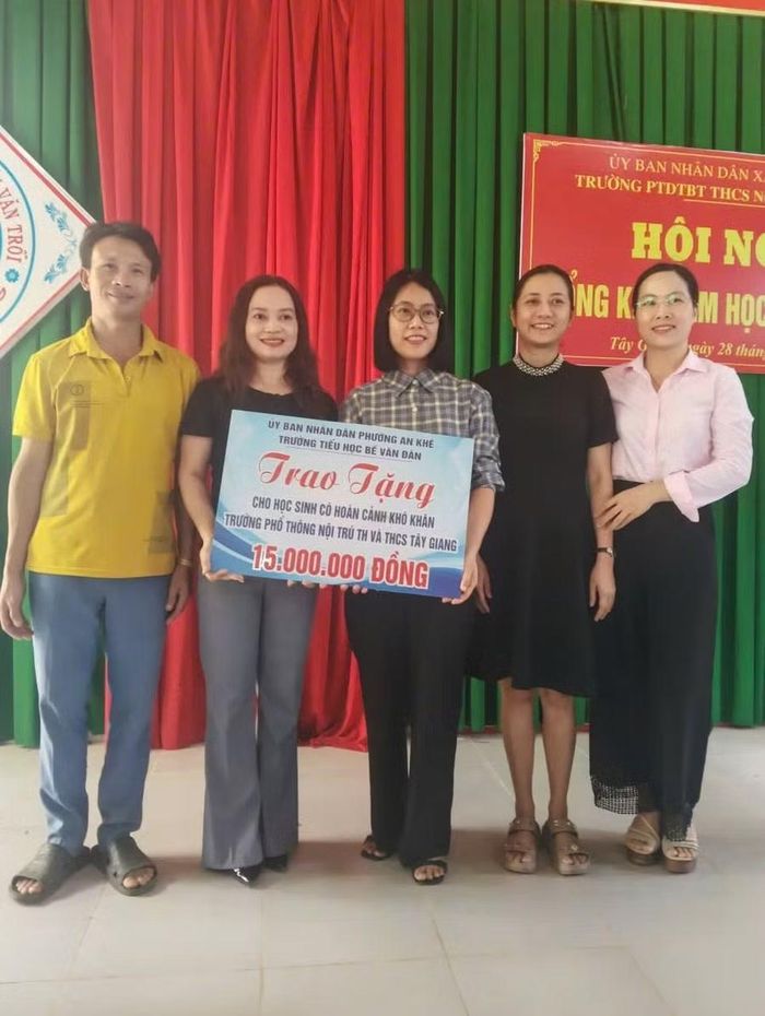 Đoàn công tác số 2 Sở GD&ĐT Đà Nẵng trao 15 triệu đồng hỗ trợ học sinh có hoàn cảnh khó khăn của Trường PTNT TH & THCS Tây Giang.