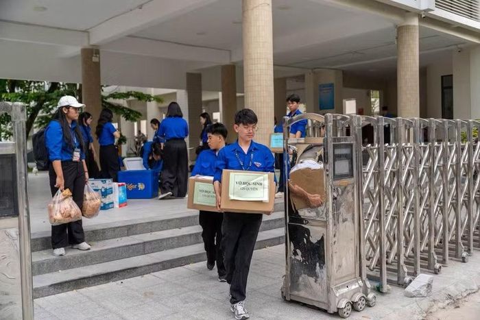 Đội tình nguyện Hoa Phượng đỏ Trường THPT Phan Châu Trinh vận chuyển sách vở, quà tặng trong chuyến thiện nguyện vùng cao.