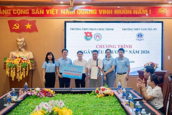 Ban giám hiệu Trường THPT Phan Châu Trinh tặng kinh phí hỗ trợ cho Trường THPT Nam Trà My và Trường PTDTBT Tiểu học Chu Văn An (Trà Tập).