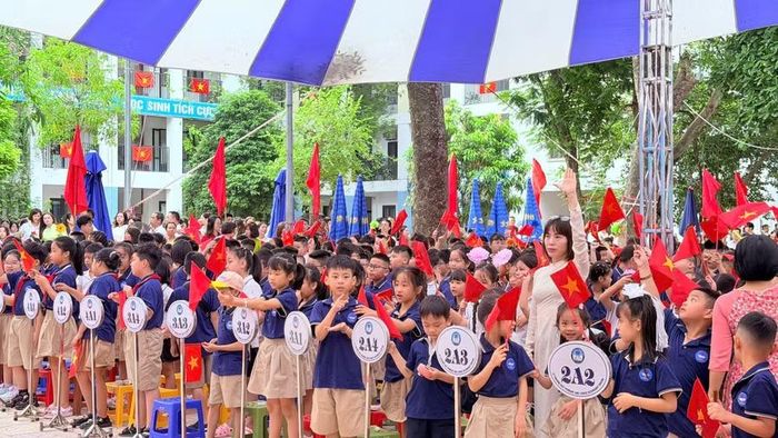 Học sinh nhà trường hân hoan trong lễ khai giảng.