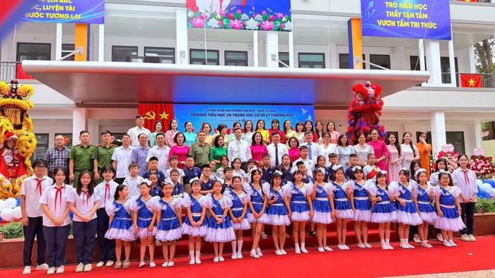 Lãnh đạo phường Văn Miếu - Quốc Tử Giám chung vui khai giảng với nhà trường.