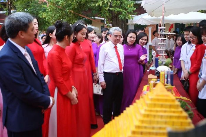 Ông Phạm Đồng Thụy - Giám đốc Sở GD&ĐT Hưng Yên tham quan gian trưng bày sản phẩm STEM tại Trường THPT Lê Quý Đôn trong ngày khai giảng năm học 2026-2027.