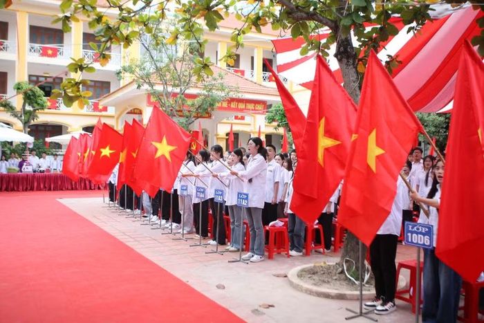 Học sinh Hưng Yên thực hiện nghi thức chào cờ trong lễ khai giảng năm học 2026–2027.