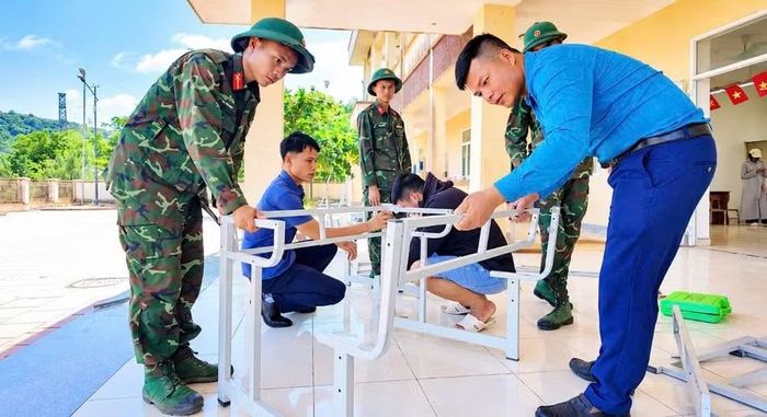 Thầy Luyện cùng cán bộ, chiến sĩ chuẩn bị cơ sở vật chất cho ngày khai giảng.