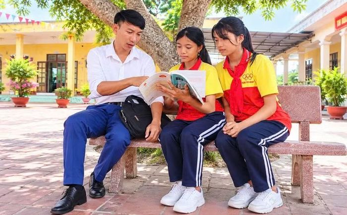 Thầy giáo Bùi Đức Tiến, trò chuyện, lắng nghe và đồng hành cùng học sinh.
