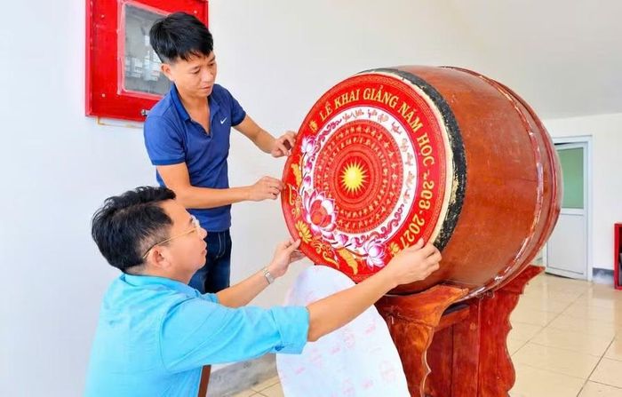Thầy Luyện cùng đồng nghiệp chăm chút từng khâu chuẩn bị, sẵn sàng cho tiếng trống khai trường.