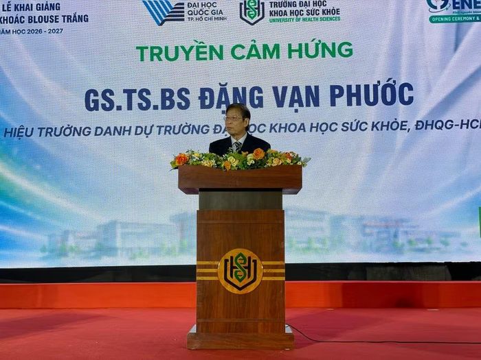 GS.TS.BS Đặng Vạn Phước phát biểu truyền cảm hứng trong lễ khoác blouse trắng. Ảnh: Hà An.