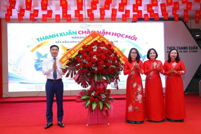 Ông Đỗ Anh Tuấn – Ủy viên Ban Thường vụ Thành ủy, Phó Chủ tịch UBND TP Hà Nội tặng hoa chúc mừng.