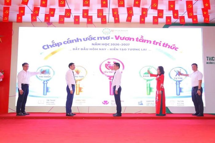 Các đại biểu thực hiện nghi thức "Thanh Xuân chào năm học mới".